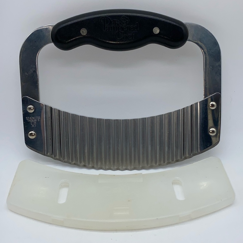 The Pampered Chef Crinkle Cutter Vegetable Slicer with Protective Blade Cover